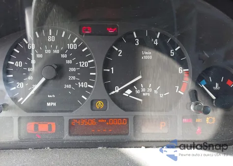 2002 BMW 325Xit z USA, uszkodzony, nr VIN WBAEP33482PF00144